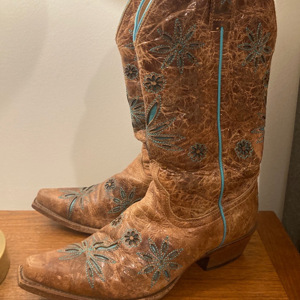 Shyanne Womens Daisy Mae Floral Distressed Leather Boots 8 B